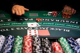 Panel kontrol taruhan dan pilihan Hit/Stand di Blackjack